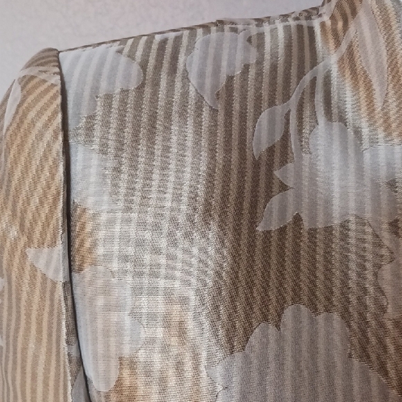 Kay Unger champagne gold floral women's suit. - Picture 3 of 5